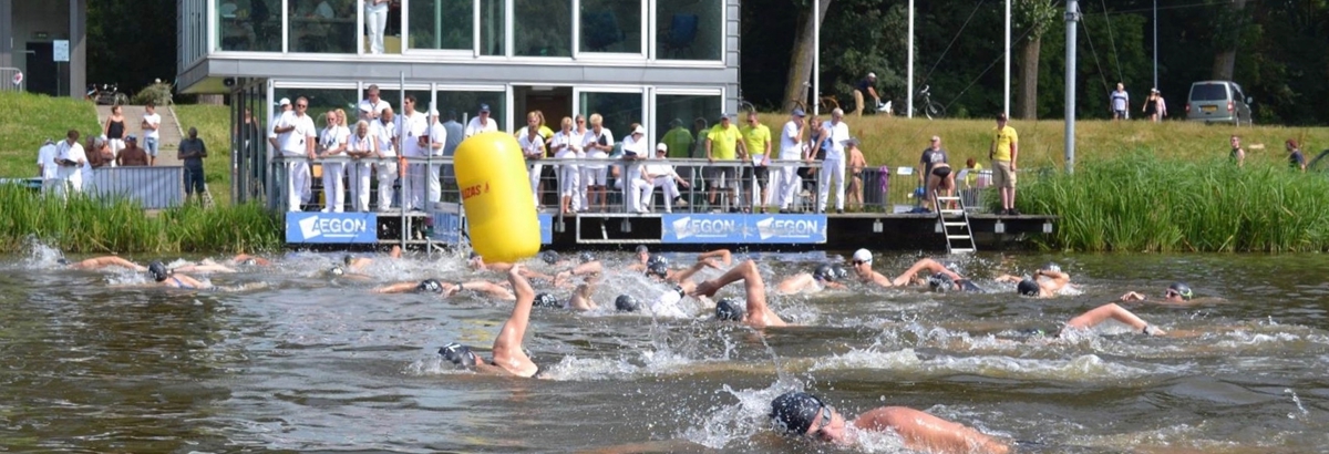 Zwemmers liggen in het openwater