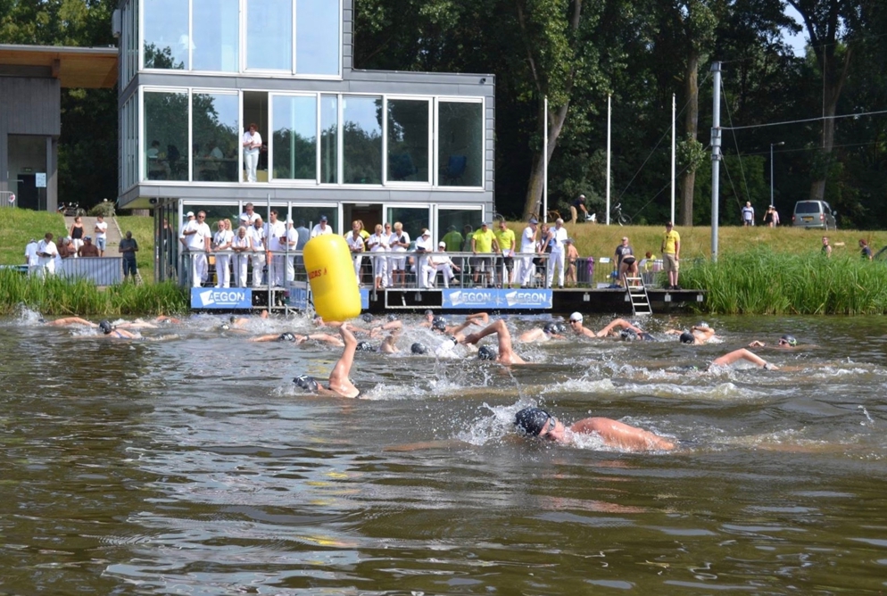 Zwemmers liggen in het openwater
